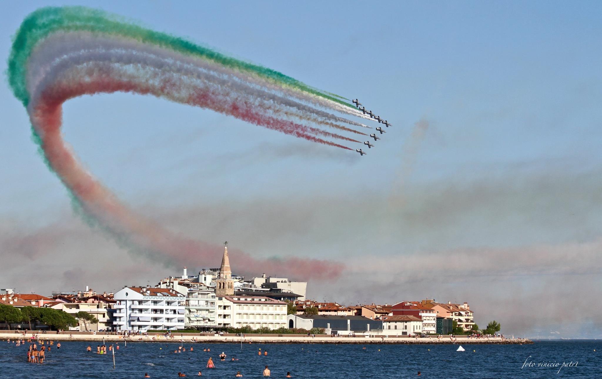 Immagine per Grado attende le Frecce Tricolori, no alle bottiglie di vetro in spiaggia